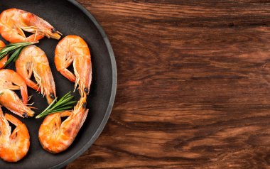 Tavada kızarmış karides