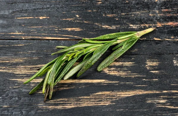 Färsk rosmarin i tabell — Stockfoto