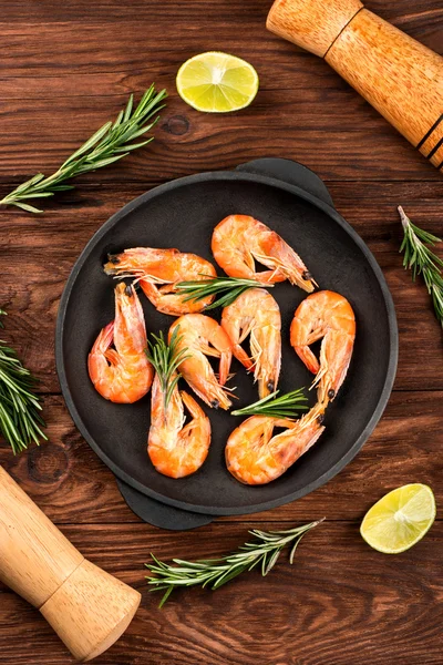 Tavada kızarmış karides