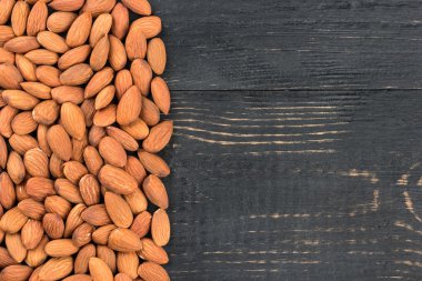 Tablo içinde badem fındık