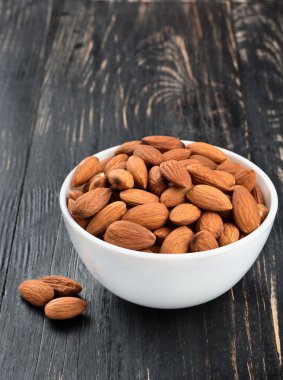 Tablo içinde badem fındık