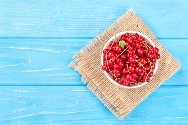 kase kırmızı kuş üzümü