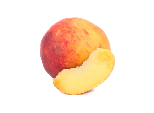 Персик с ломтиком — стоковое фото