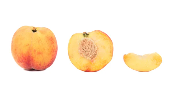 Свіжих персиків ізольовані — стокове фото