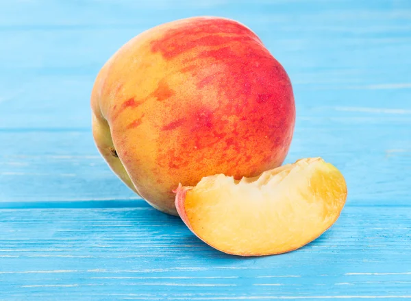 Peach with slice — Stock Photo, Image