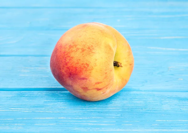 Ripe peach in table — Stock Photo, Image