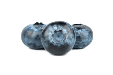 Üç olgun böğürtlen