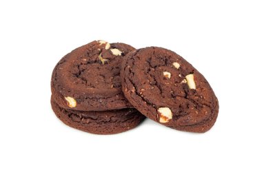 Beyaz arka planda hindistan cevizi dilimleri olan üç çikolatalı kurabiye.