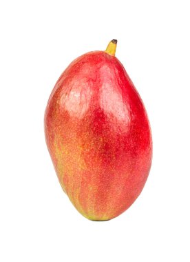 Olgun kırmızı mango meyvesi, beyaz arka planda izole edilmiş.