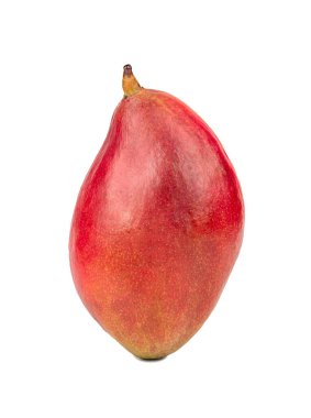 Olgun kırmızı mango meyvesi, beyaz arka planda izole edilmiş.