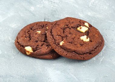 Ev yapımı, hindistan cevizli çikolatalı kurabiyeler.