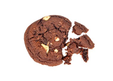 Beyaz arka planda kırılmış ev yapımı çikolatalı kurabiyeler.