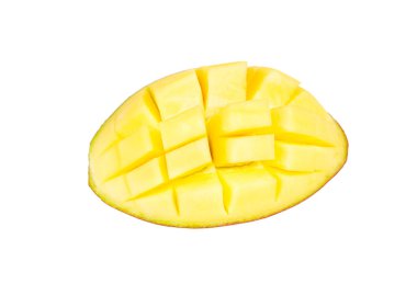 Beyaz bir arka planda izole edilmiş mango meyvelerinin yarısı dilimlenmiş.