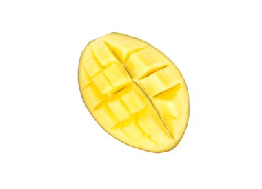 Beyaz bir arka planda izole edilmiş mango meyvelerinin yarısı dilimlenmiş.