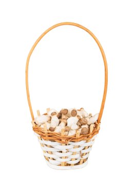 Beyaz arka planda izole edilmiş sepetteki Eringi mantarları.