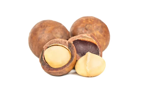 Leckere Macadamia Nüsse Mit Kernen Auf Weißem Hintergrund — Stockfoto