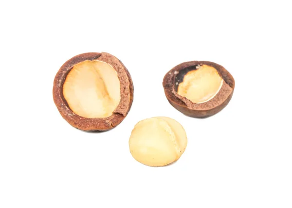 Gespaltene Macadamia Nüsse Mit Ganzen Auf Weißem Hintergrund — Stockfoto