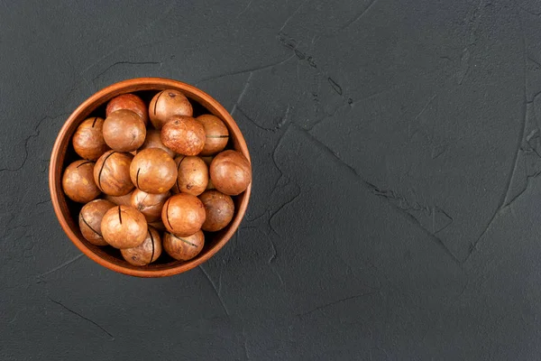 Macadamia Dió Egy Tálban Egy Üres Beton Háttér — Stock Fotó