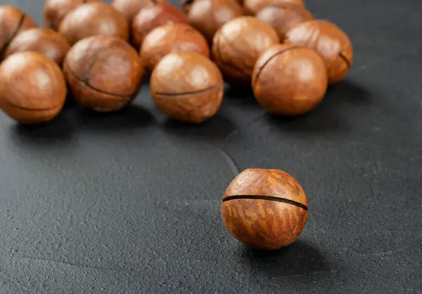 Nueces Diseminadas Macadamia Sus Conchas Sobre Fondo Oscuro —  Fotos de Stock