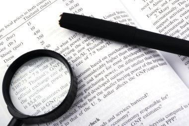 Kitap, kalem ve Büyüteç camı