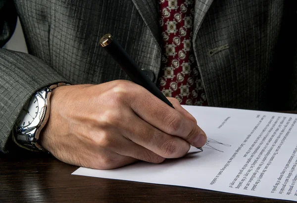 Signing a business contract — Stock Photo, Image