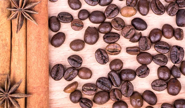 Varas de canela com grãos de café — Fotografia de Stock