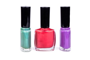 Üç adet çok renkli tırnak cilası