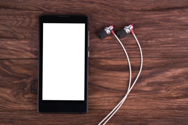 Cep telefonu ve kulaklık.