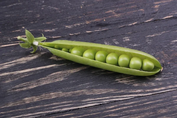 Groene erwten in een peul — Stockfoto