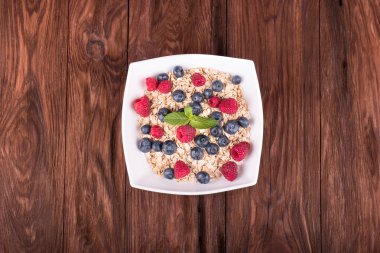 çilek ile yulaf gevreği