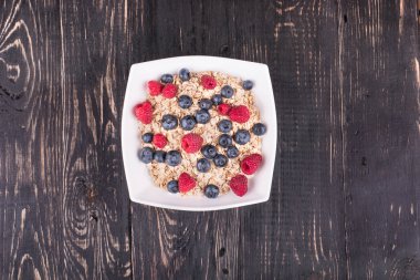 çilek ile yulaf gevreği