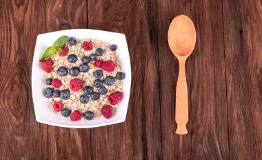 çilek ile yulaf gevreği