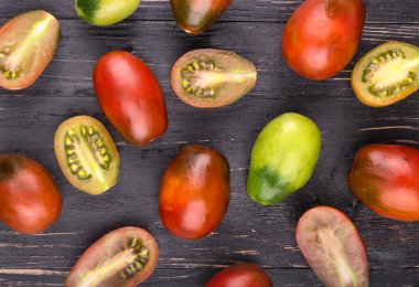 tahta üzerinde domates