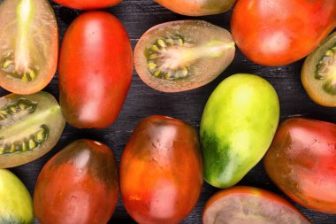 tahta üzerinde domates