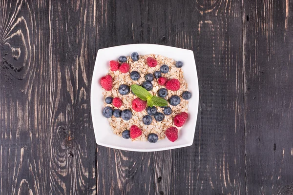 Copos de avena con bayas — Foto de Stock