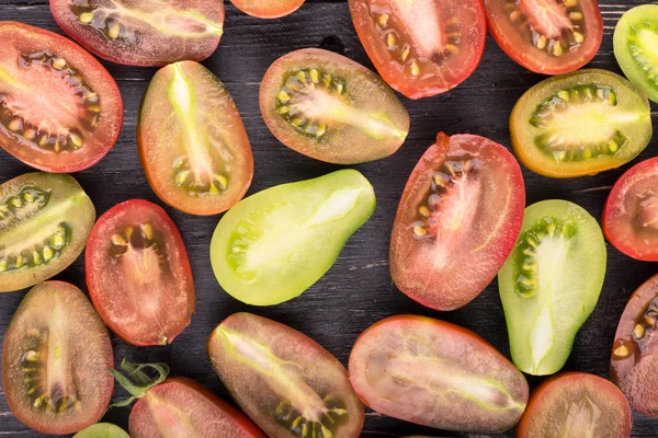 tahta üzerinde domates