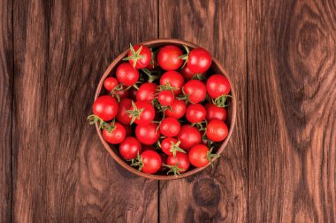 Kavanozda kiraz domatesleri