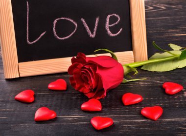 Sevgililer günü kartı ve gül