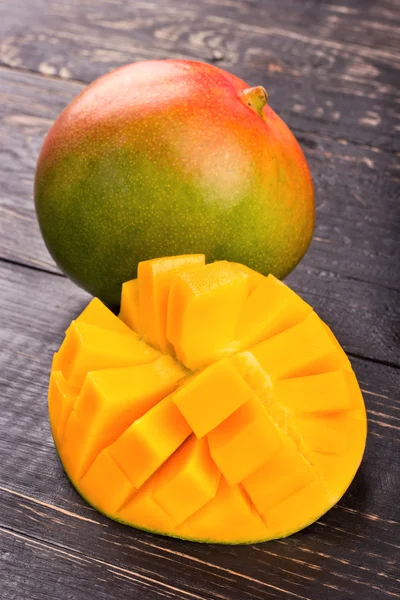 Dilimlenmiş mango meyve