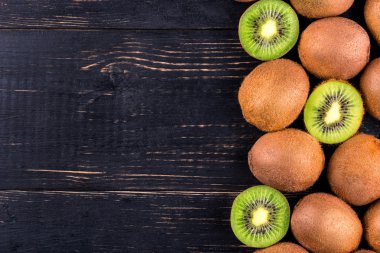 kivi meyvesi masada.