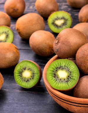 bir kasede kivi meyvesi