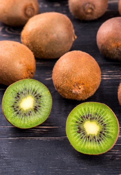 De helft een kiwi vrucht — Stockfoto