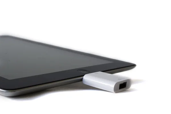 Tablet PC digital conectar con el concentrador USB en la pantalla aislada — Foto de Stock