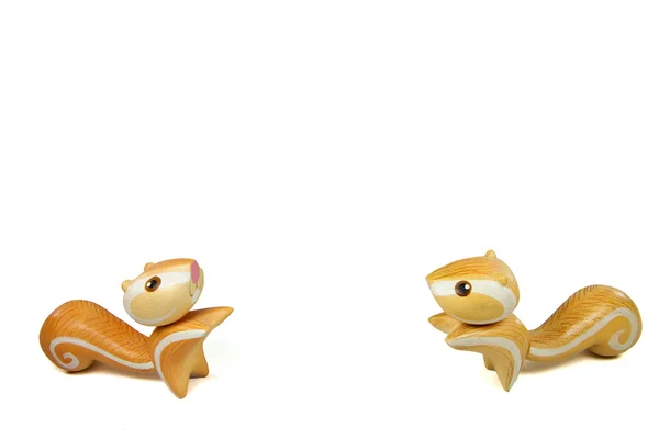 El yapımı ahşap turuncu ikiz sincap