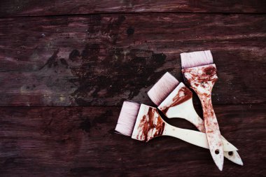 Arka plan üç kırmızı boya fırça ahşap sandalye