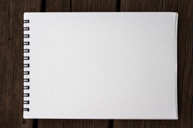 ahşap tezgah üstünde boş gölet kağıt gerçekçi sarmal not defteri defter