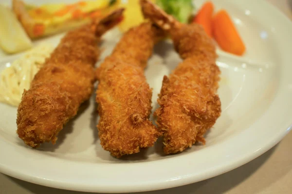 Derin kızarmış Tempura çizgi mayanase ve omlet krep ile karides