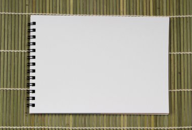 Aydınlık üstünde boş beyaz gölet kağıt gerçekçi sarmal not defteri defter