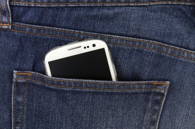Mobil beyaz cep telefonu mavi kot arka cebinde bir parçası 