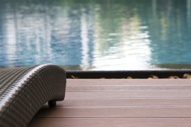 Deniz tipi swimmin önünde güzel koyu şezlong arka plan